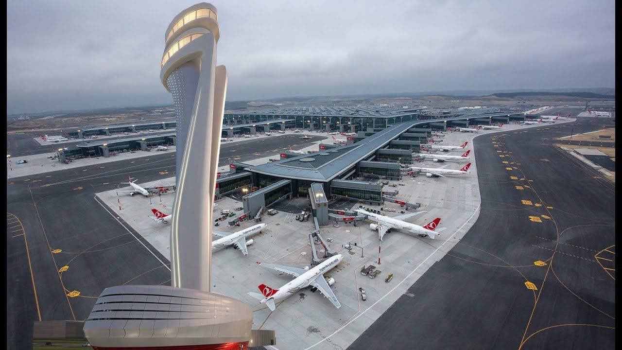 Frachtflugzeug und Luftfracht-Infrastruktur am Flughafen