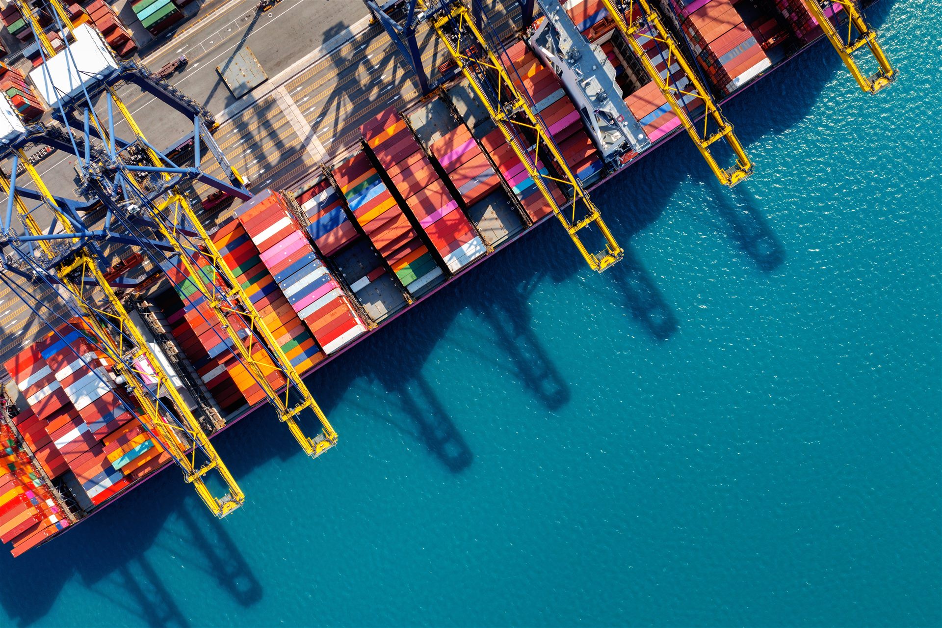 Containerschiff und Seefracht auf offener See