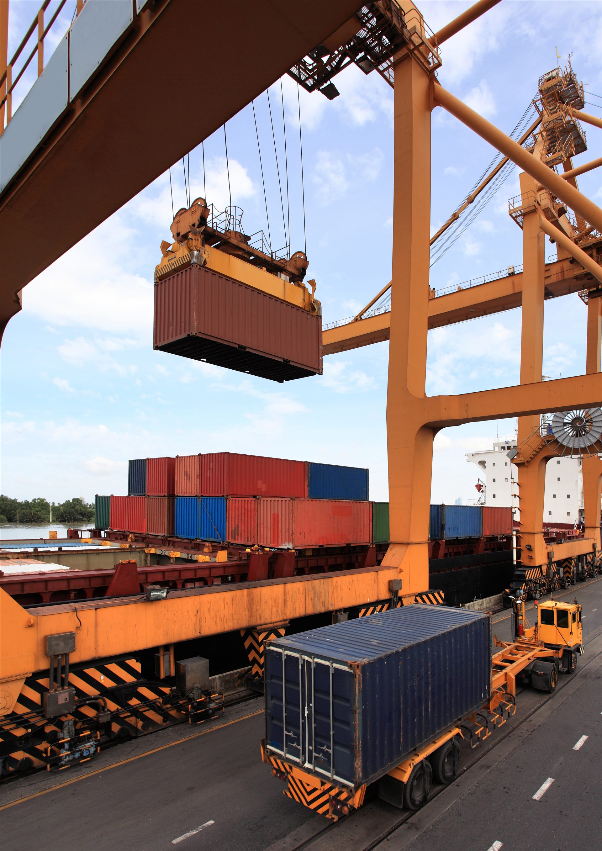 Container und Seefracht-Dokumentation am Terminal