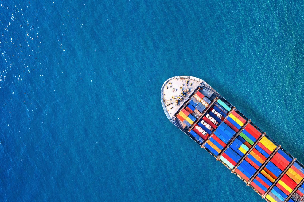 Luftaufnahme eines beladenen Containerschiffs auf dem Meer – internationale Seefracht und Logistik